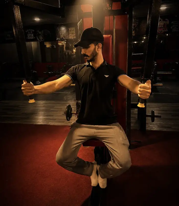 Mohfit member performing a cable fly